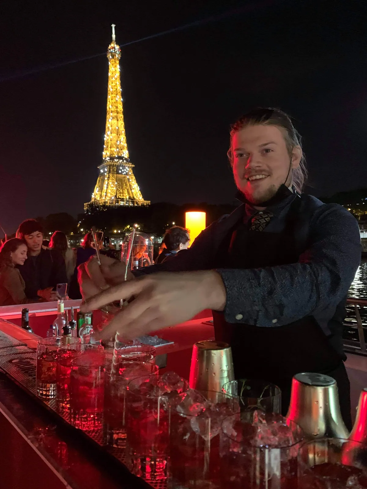 Guest shift face à la tour Eiffel